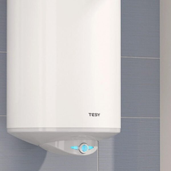 Termo eléctrico TESY modelo Slim en baño con azulejos grises