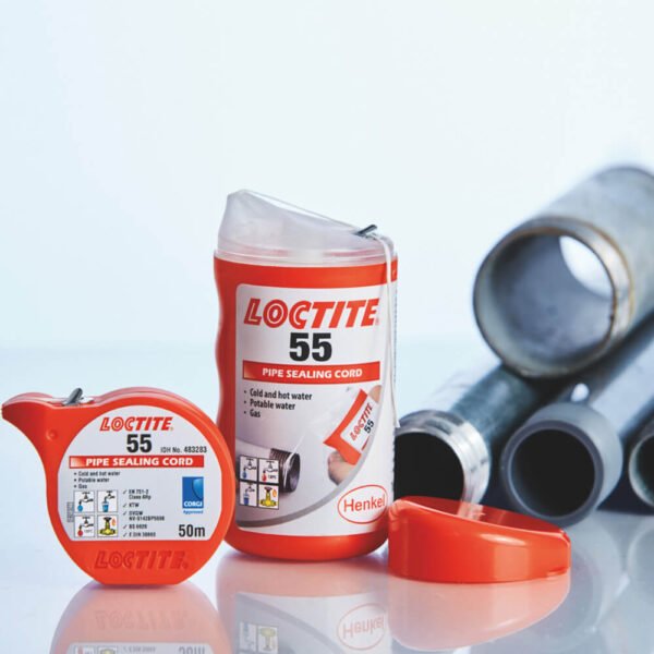 Dos envases de teflón o Hilo Sellador de Tuberías LOCTITE® 55 sobre una superficie reflectante, acompañados de tuberías de metal en segundo plano.