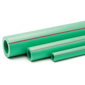 Tubo de PPR (polipropileno random) de color verde con una línea roja, utilizado para instalaciones de agua caliente y fría.